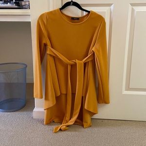Long sleeves top - can be with on or off the belt - yellow - size M
